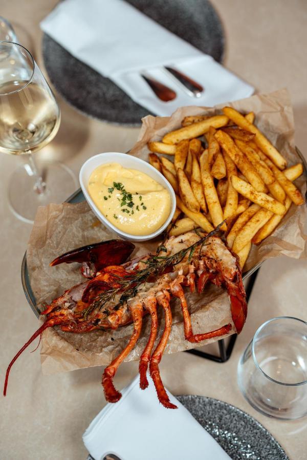 Do & Co Hotel Muenchen Exterior photo A lobster and chips meal