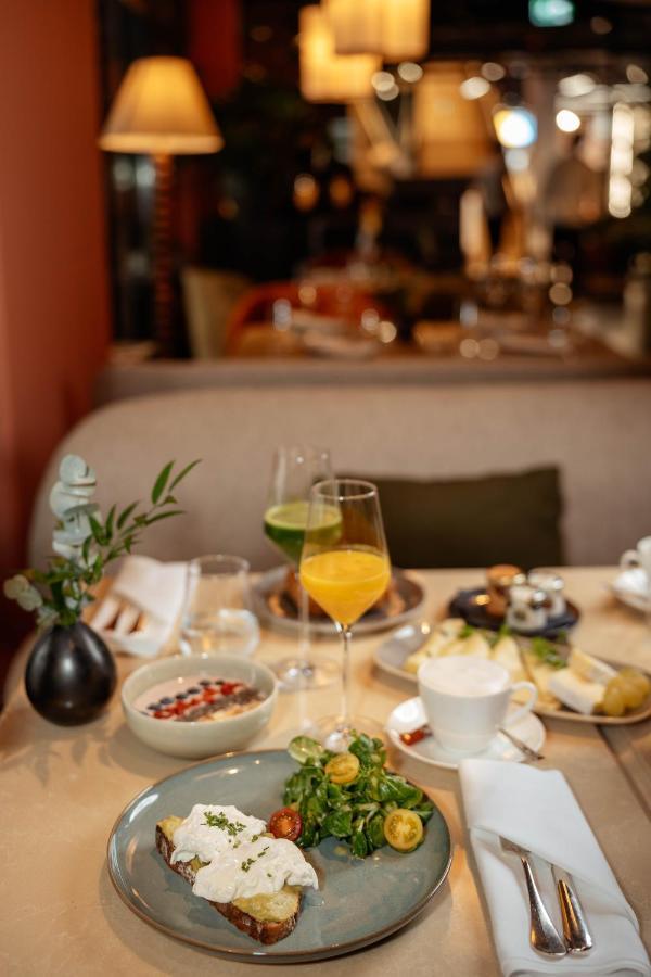 Do & Co Hotel Muenchen Exterior photo A table at the restaurant